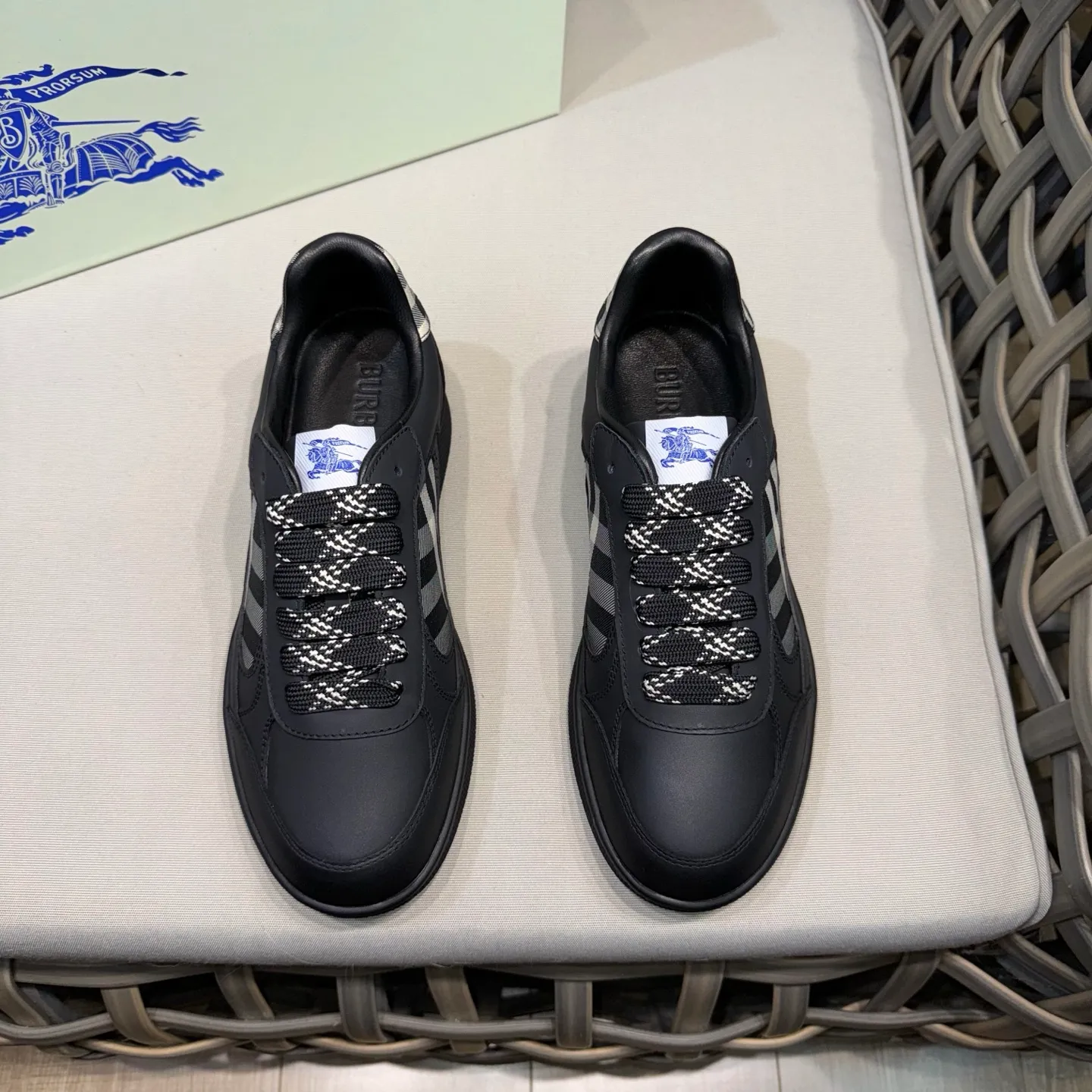 [Burberry] Top P: 680💰Size: 38-44 (45.46 custom-made) Burberry official website synchronized men's classic low-top sneakers | Made of original first-layer cowhide | Decorated with renewed brand logo | First-layer cowhide lining | Heel decorated with Burberry letter embossed logo | Original TPU outsole.